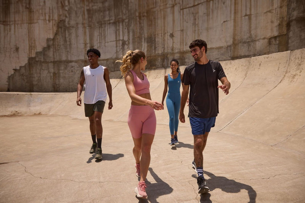 Grupo de personas usando ropa deportiva de hombre y mujer preparados para el hot sale 2025 con las mejores ofertas.